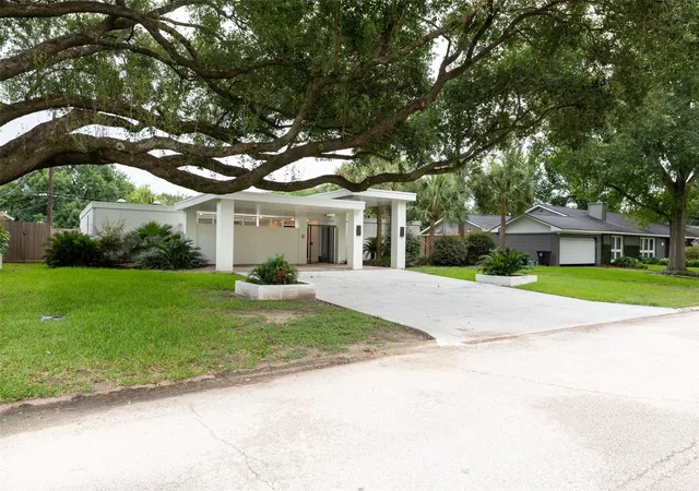 Photo 3 of Sale Pending at 10211 Willowgrove Dr, Houston, TX 77035 | MLS# 28392241 | Listing updated on 2026-09-20