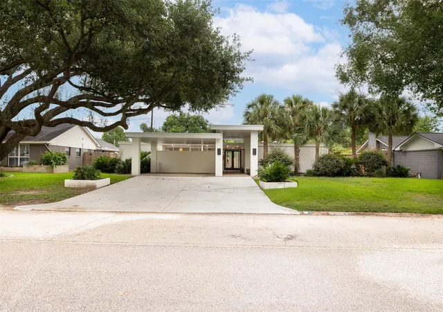 Photo 3 of Sale Pending at 10211 Willowgrove Dr, Houston, TX 77035 | MLS# 28392241 | Listing updated on 2026-09-20