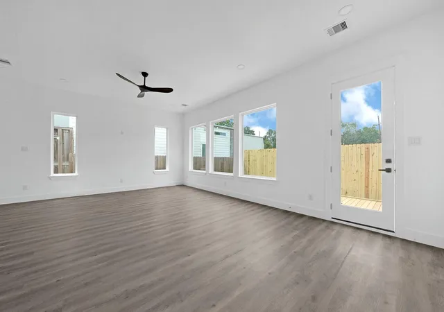 Photo 3 of Single family home for sale at 4816 Creekmont Dr, Houston, TX 77091 | MLS# 41895841 | Listing updated on 2026-09-23