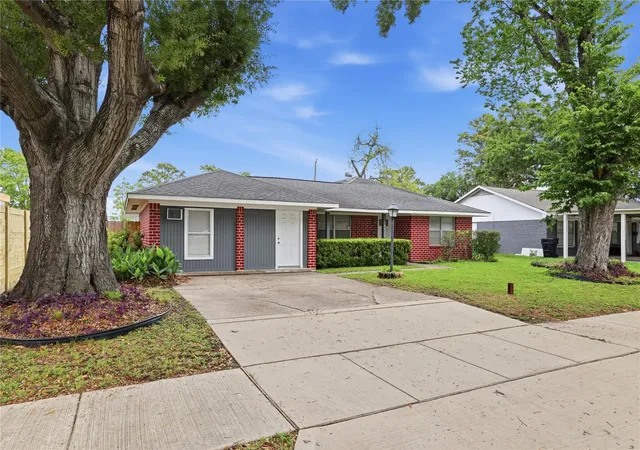 Photo 2 of Single family home for sale at 10922 Ivyridge Rd, Houston, TX 77043 | MLS# 56800966 | Listing updated on 2026-09-22