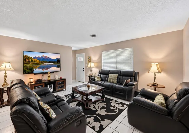 Photo 3 of Single family home for sale at 10922 Ivyridge Rd, Houston, TX 77043 | MLS# 56800966 | Listing updated on 2026-09-22