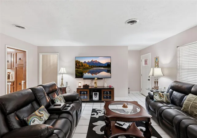 Photo 4 of Single family home for sale at 10922 Ivyridge Rd, Houston, TX 77043 | MLS# 56800966 | Listing updated on 2026-09-22