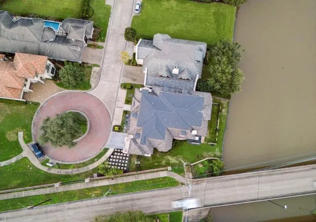 Photo 50 of Single family home for sale at 15302 Oyster Crk Ln, Sugar Land, TX 77478 | MLS# 18968443 | Listing updated on 2026-10-05