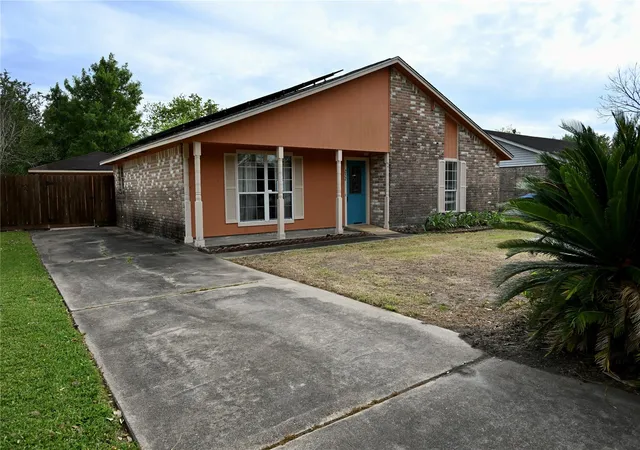 Photo 1 of Single family home for sale at 252 Bastrop St, Angleton, TX 77515 | MLS# 17986653 | Listing updated on 2026-09-02