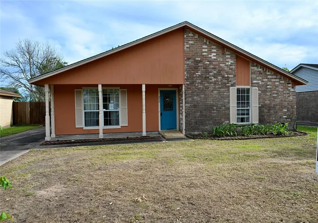 Photo 2 of Single family home for sale at 252 Bastrop St, Angleton, TX 77515 | MLS# 17986653 | Listing updated on 2026-09-02