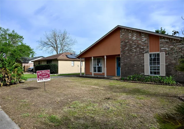 Photo 3 of Single family home for sale at 252 Bastrop St, Angleton, TX 77515 | MLS# 17986653 | Listing updated on 2026-09-02
