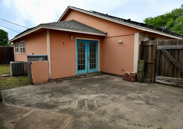 Photo 4 of Single family home for sale at 252 Bastrop St, Angleton, TX 77515 | MLS# 17986653 | Listing updated on 2026-09-02