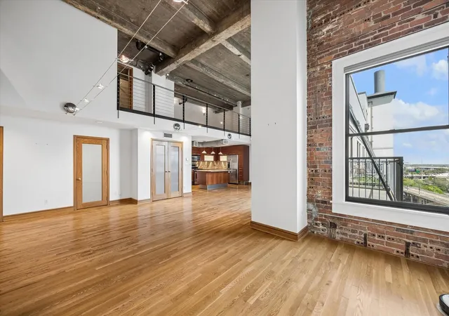Photo 3 of Condo for sale at 915 Franklin St #9L, Houston, TX 77002 | MLS# 17616093 | Listing updated on 2026-09-18
