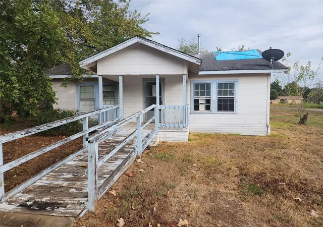 Photo 2 of Sale Pending at 500 E Kezee, Calvert, TX 77837 | MLS# 30830071 | Listing updated on 2026-09-25