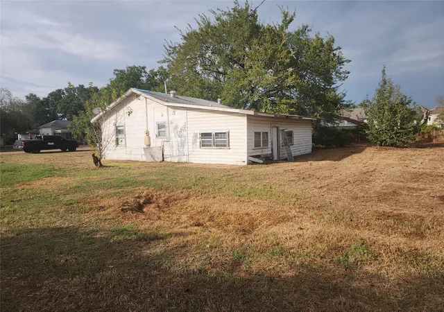Photo 3 of Sale Pending at 500 E Kezee, Calvert, TX 77837 | MLS# 30830071 | Listing updated on 2026-09-25