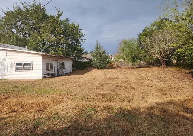 Photo 3 of Sale Pending at 500 E Kezee, Calvert, TX 77837 | MLS# 30830071 | Listing updated on 2026-09-25