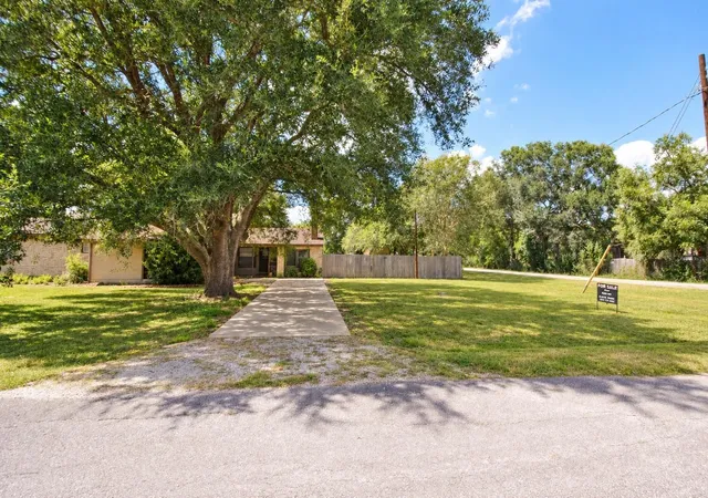 Photo 1 of Single family home for sale at 3706 College St, Damon, TX 77430 | MLS# 40016700 | Listing updated on 2026-09-22