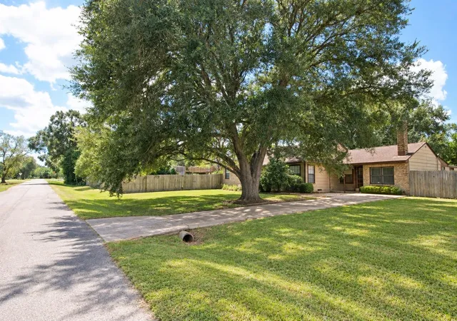 Photo 2 of Single family home for sale at 3706 College St, Damon, TX 77430 | MLS# 40016700 | Listing updated on 2026-09-22
