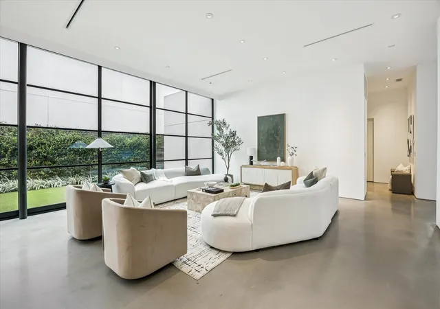 Photo 4 of Single family home for sale at 1527 Indiana St, Houston, TX 77006 | MLS# 74568357 | Listing updated on 2026-10-08