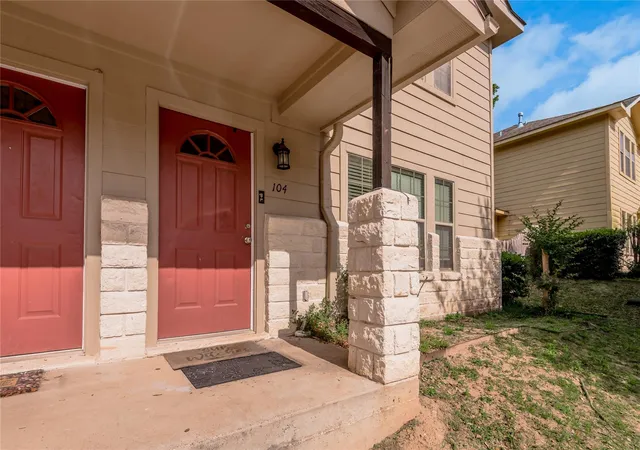 Listing Photo 4 - Condo for sale in building located at 104/106 Yegua Cir, Huntsville, TX 77340