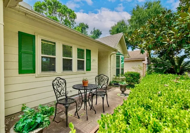 Photo 2 of Single family home for sale at 2711 Quail Valley E Dr, Missouri City, TX 77489 | MLS# 98922007 | Listing updated on 2026-09-02