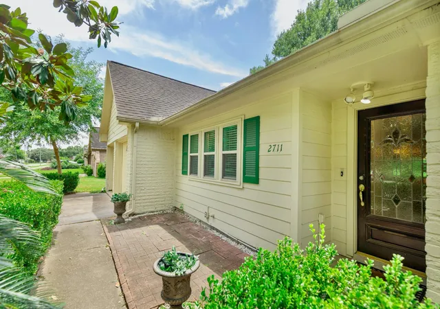 Photo 3 of Single family home for sale at 2711 Quail Valley E Dr, Missouri City, TX 77489 | MLS# 98922007 | Listing updated on 2026-09-02