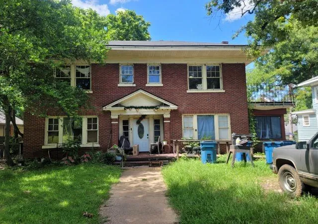 Photo 1 of Single family home for sale at 703 W Burleson St, Marshall, TX 75670 | MLS# 13971734 | Listing updated on 2026-09-03