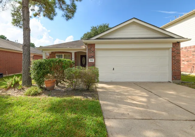 Photo 2 of Single family home for sale at 11815 S Brenton Knoll Dr, Tomball, TX 77375 | MLS# 36276973 | Listing updated on 2026-10-08