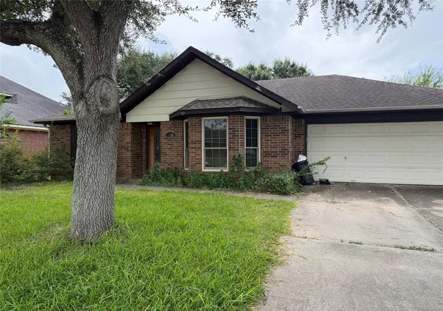 Photo 2 of Sale Pending at 4905 Glenview Dr, La Porte, TX 77571 | MLS# 14179849 | Listing updated on 2026-10-02