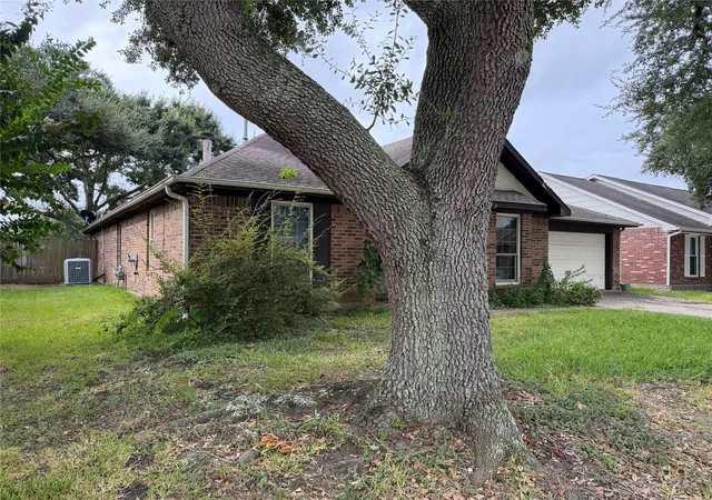 Photo 3 of Sale Pending at 4905 Glenview Dr, La Porte, TX 77571 | MLS# 14179849 | Listing updated on 2026-10-02