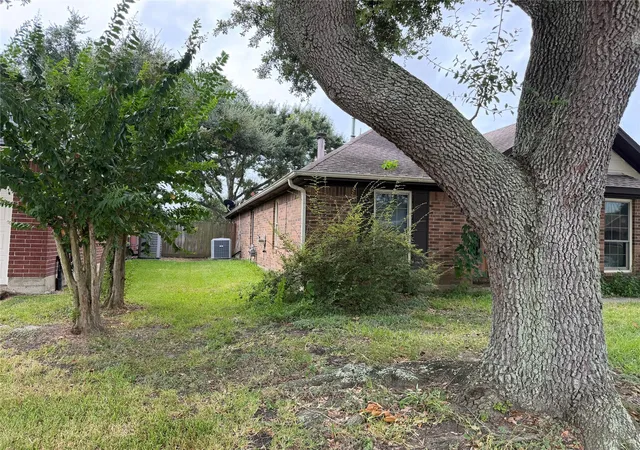 Photo 4 of Sale Pending at 4905 Glenview Dr, La Porte, TX 77571 | MLS# 14179849 | Listing updated on 2026-10-02