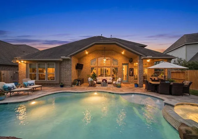 Photo 4 of Single family home for sale at 2513 Royal Fld Ln, Friendswood, TX 77546 | MLS# 28388898 | Listing updated on 2026-09-06