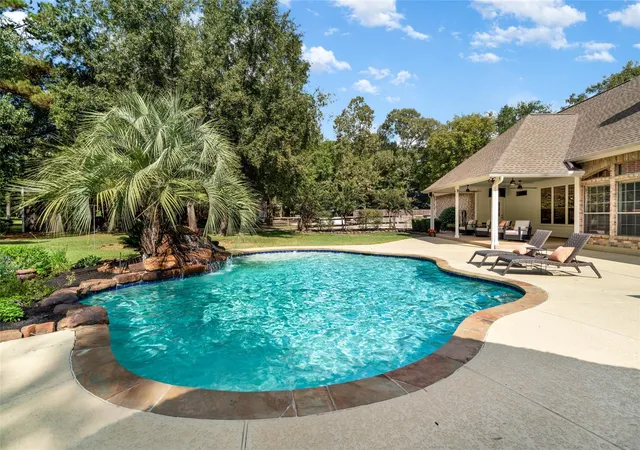 Photo 2 of Sale Pending at 910 Cmns Vista Dr, Huffman, TX 77336 | MLS# 85339829 | Listing updated on 2026-09-16