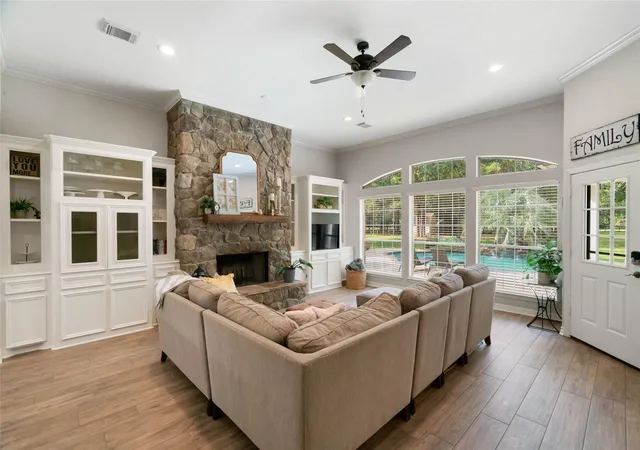 Photo 3 of Sale Pending at 910 Cmns Vista Dr, Huffman, TX 77336 | MLS# 85339829 | Listing updated on 2026-09-16