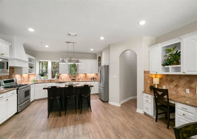 Photo 3 of Sale Pending at 910 Cmns Vista Dr, Huffman, TX 77336 | MLS# 85339829 | Listing updated on 2026-09-16