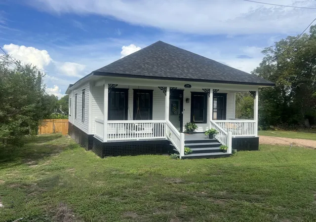 Photo 1 of Single family home for sale at 106 N Scott St, Fayetteville, TX 78940 | MLS# 45671394 | Listing updated on 2026-09-15