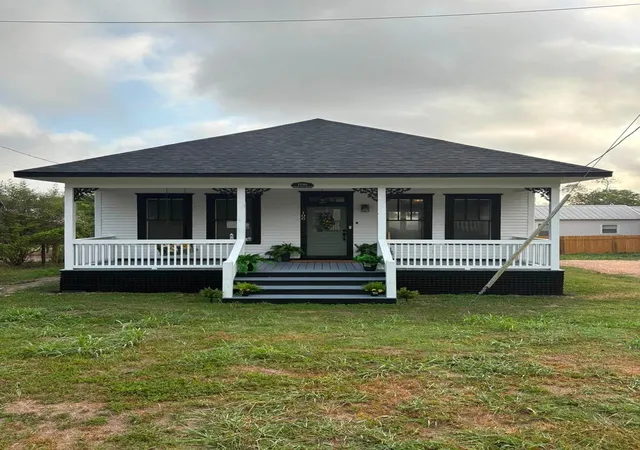 Photo 3 of Single family home for sale at 106 N Scott St, Fayetteville, TX 78940 | MLS# 45671394 | Listing updated on 2026-09-15