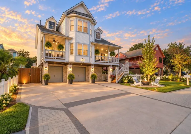 Photo 1 of Single family home for sale at 920 Grove Rd, Kemah, TX 77565 | MLS# 62378011 | Listing updated on 2026-10-08