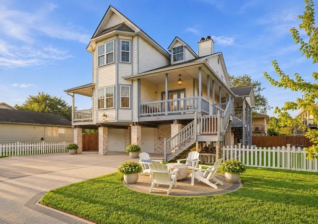 Photo 2 of Single family home for sale at 920 Grove Rd, Kemah, TX 77565 | MLS# 62378011 | Listing updated on 2026-10-08