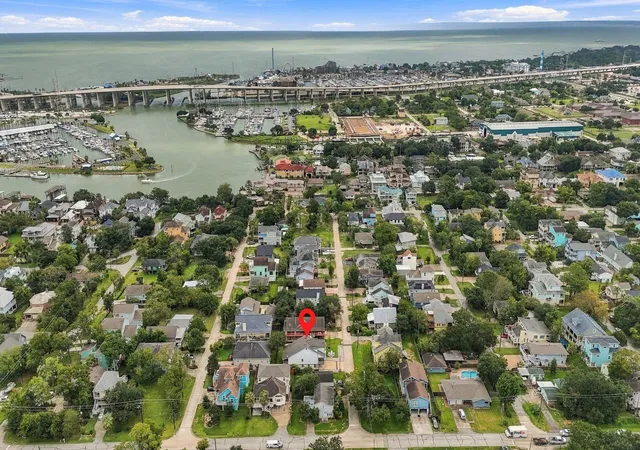 Photo 3 of Single family home for sale at 920 Grove Rd, Kemah, TX 77565 | MLS# 62378011 | Listing updated on 2026-10-08
