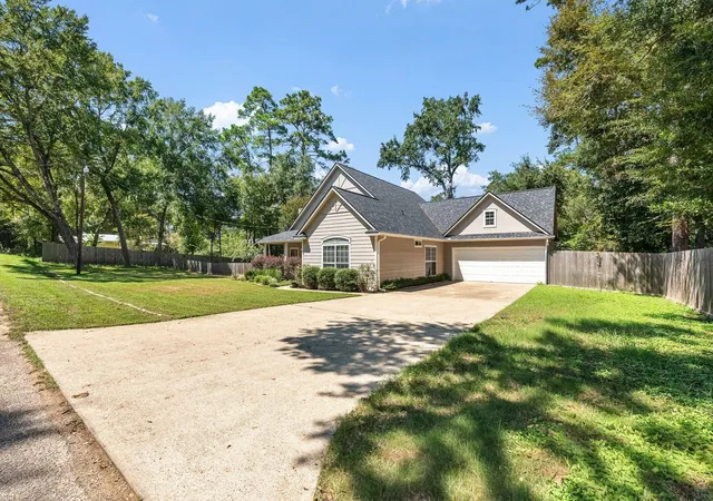 Photo 3 of Single family home for sale at 14444 Hill Dr, Willis, TX 77318 | MLS# 93438863 | Listing updated on 2026-09-12