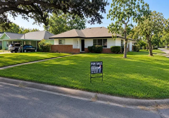 Photo 1 of Sale Pending at 6602 Reed Rd, Houston, TX 77087 | MLS# 77418819 | Listing updated on 2026-09-15