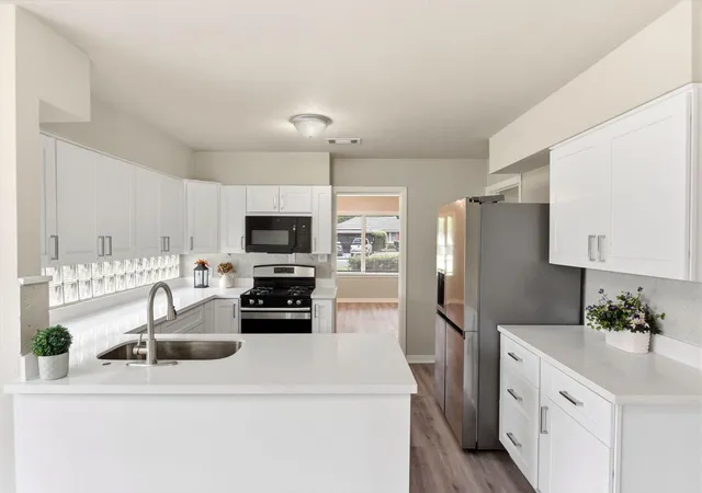 Photo 3 of Sale Pending at 6602 Reed Rd, Houston, TX 77087 | MLS# 77418819 | Listing updated on 2026-09-15