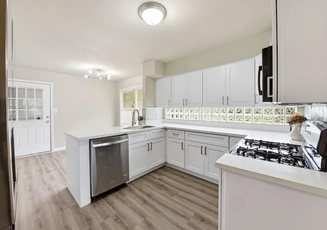 Photo 3 of Sale Pending at 6602 Reed Rd, Houston, TX 77087 | MLS# 77418819 | Listing updated on 2026-09-15