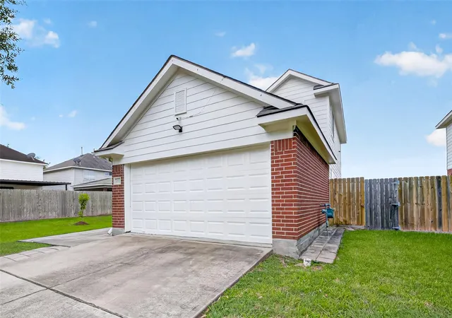 Photo 2 of Single family home for sale at 12710 Paso Del Flores Dr, Houston, TX 77045 | MLS# 54336338 | Listing updated on 2026-09-21