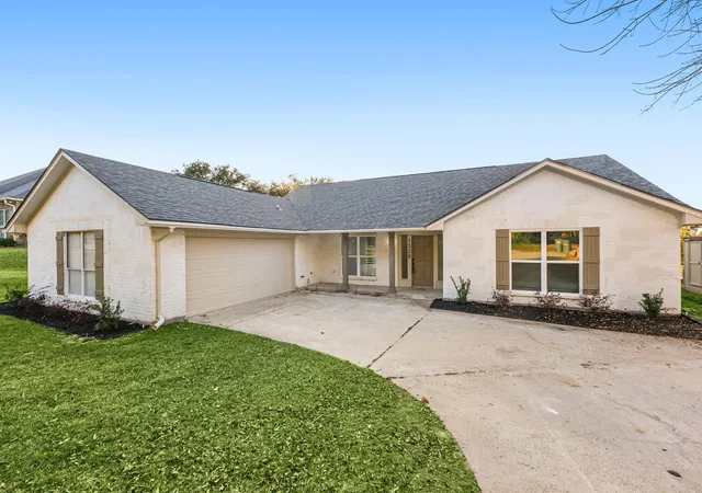 Photo 4 of Single family home for sale at 1328 Green Briar Dr, Huntsville, TX 77340 | MLS# 51936070 | Listing updated on 2026-09-28