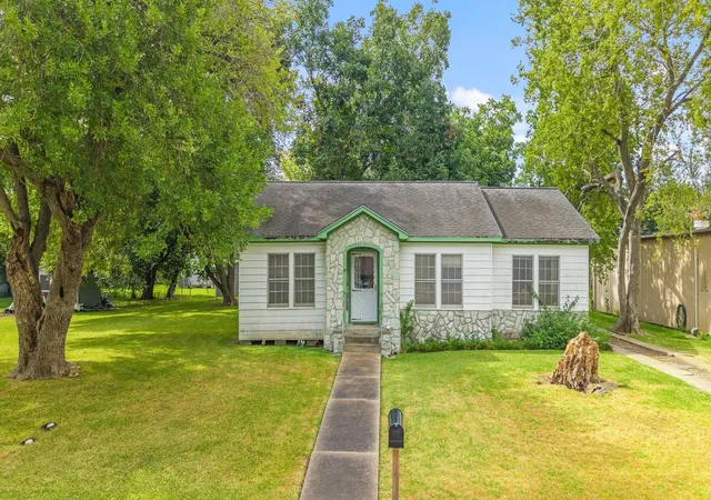 Photo 2 of Single family home for sale at 209 Schilling St, Baytown, TX 77520 | MLS# 85341358 | Listing updated on 2026-09-28