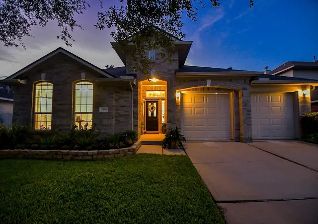Photo 2 of Single family home for sale at 2034 Crk Shore Ln, Pearland, TX 77581 | MLS# 44508707 | Listing updated on 2026-10-07
