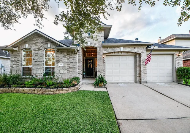 Photo 3 of Single family home for sale at 2034 Crk Shore Ln, Pearland, TX 77581 | MLS# 44508707 | Listing updated on 2026-10-07