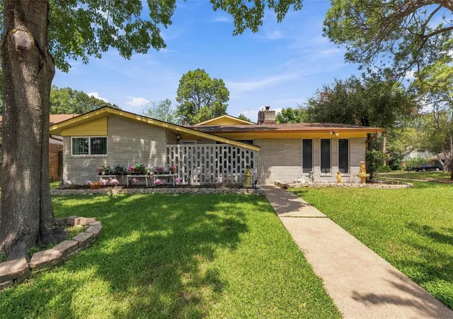 Photo 2 of Single family home for sale at 7902 Mobud Dr, Houston, TX 77036 | MLS# 77641697 | Listing updated on 2026-09-24
