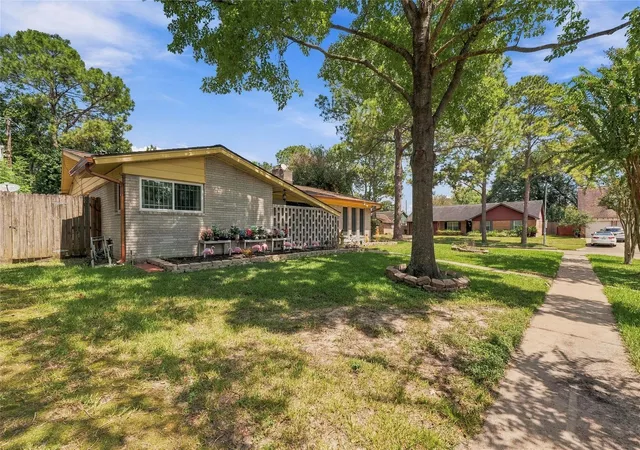 Photo 3 of Single family home for sale at 7902 Mobud Dr, Houston, TX 77036 | MLS# 77641697 | Listing updated on 2026-09-24