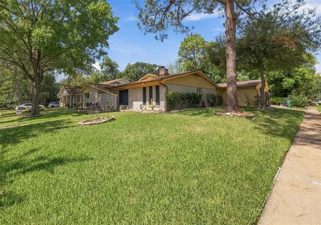 Photo 3 of Single family home for sale at 7902 Mobud Dr, Houston, TX 77036 | MLS# 77641697 | Listing updated on 2026-09-24