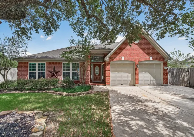 Photo 1 of Sale Pending at 15418 Park Glen Dr, Sugar Land, TX 77498 | MLS# 61083459 | Listing updated on 2026-09-19