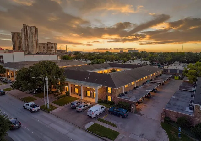 Listing Photo 5 - Condo for sale in building located at 5343 Richmond Ave, Houston, TX 77056 - Unit #29