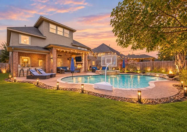 Photo 4 of Single family home for sale at 2433 Prairie Mist Ln, Friendswood, TX 77546 | MLS# 82899601 | Listing updated on 2026-09-18